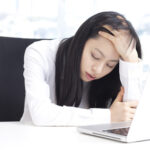 仕事に疲れた女性