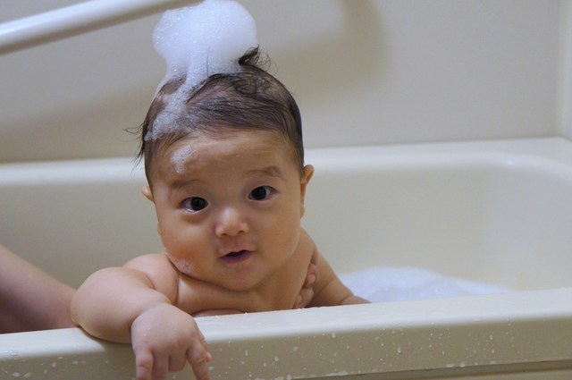 赤ちゃんの頭洗う