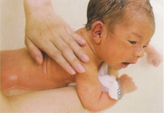 赤ちゃんをひっくり返して背中を洗う