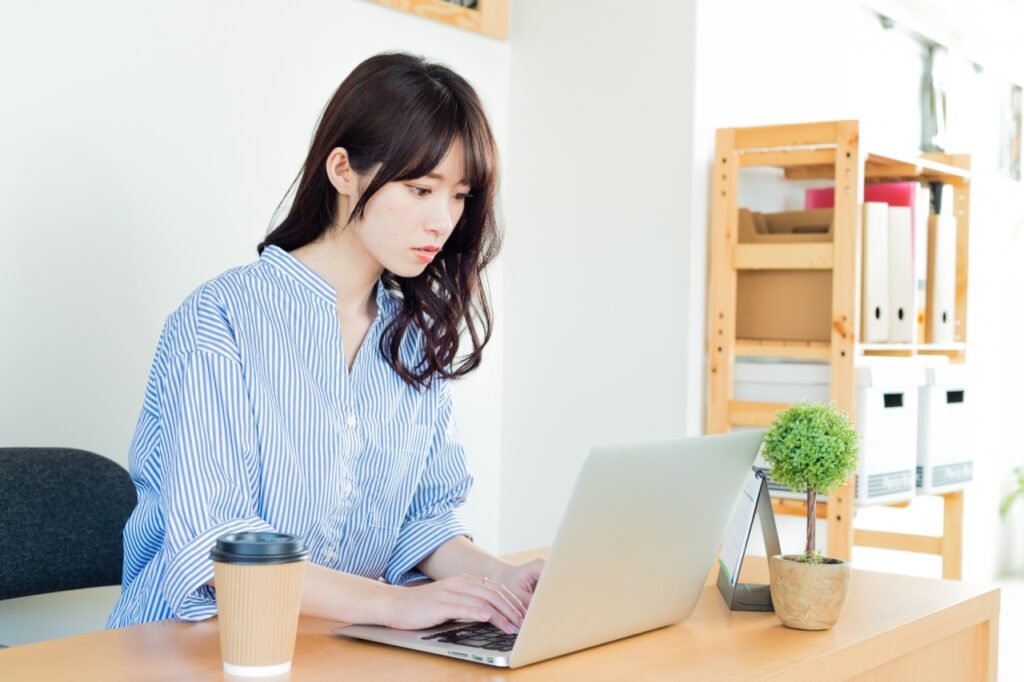 デスクワークで肩こり首の痛み