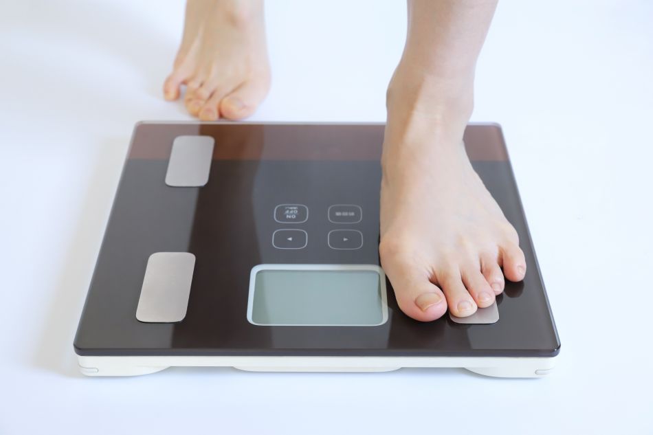 体重計に乗る女性