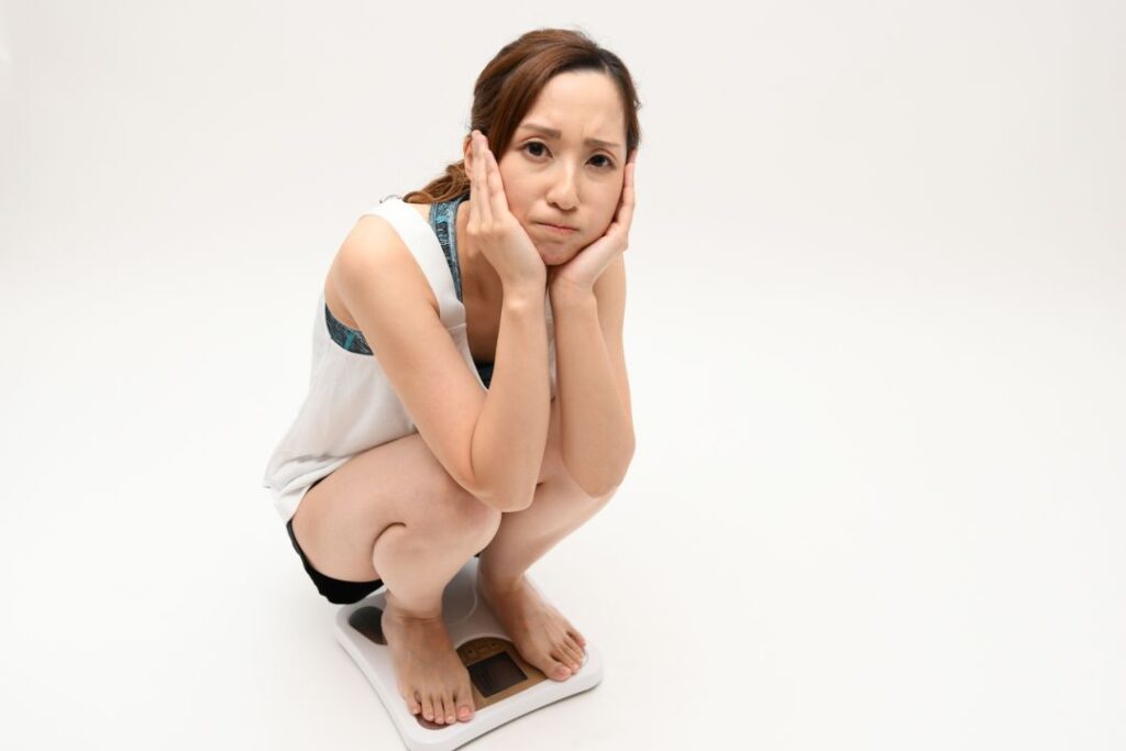 体重計の乗る女性