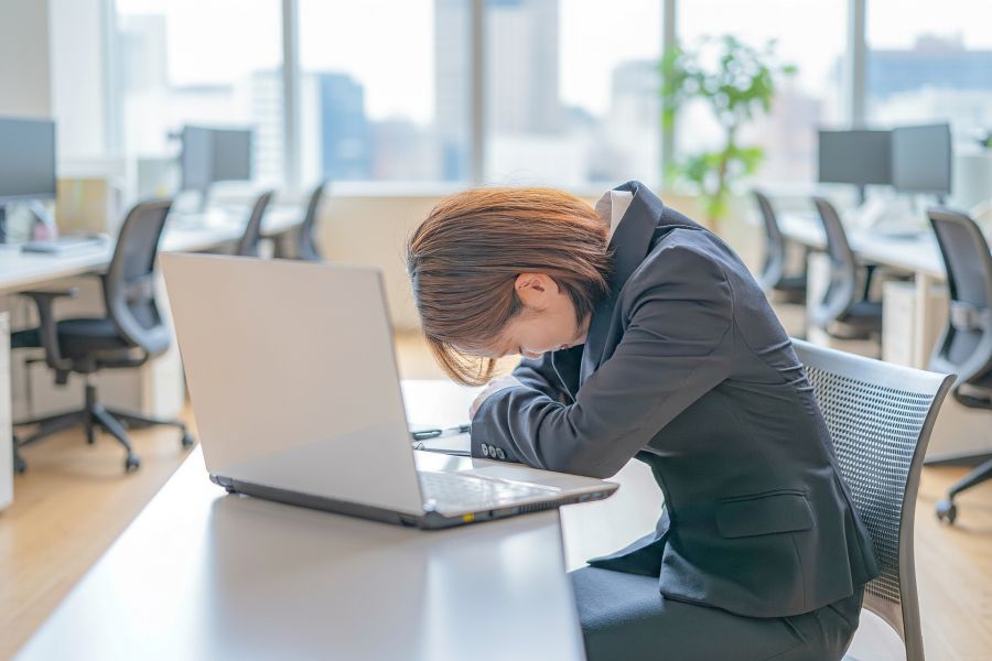 仕事が忙しい女性