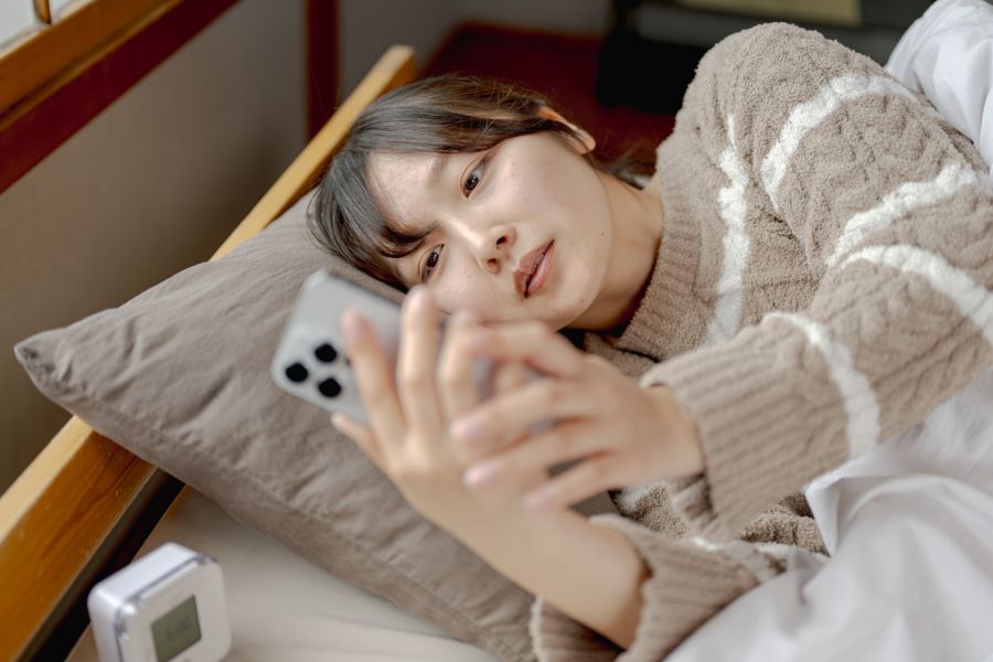 寝ながらスマホ