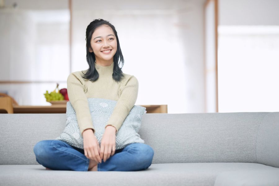 がぐらをかいている女性