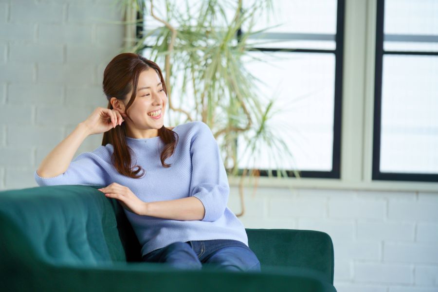 片肘をついている女性