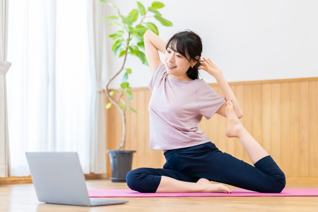 股関節をストレッチする女性