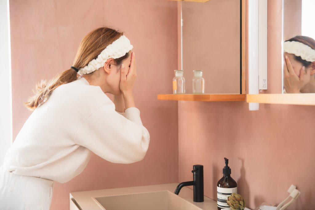 顔を洗っているときの腰への負担