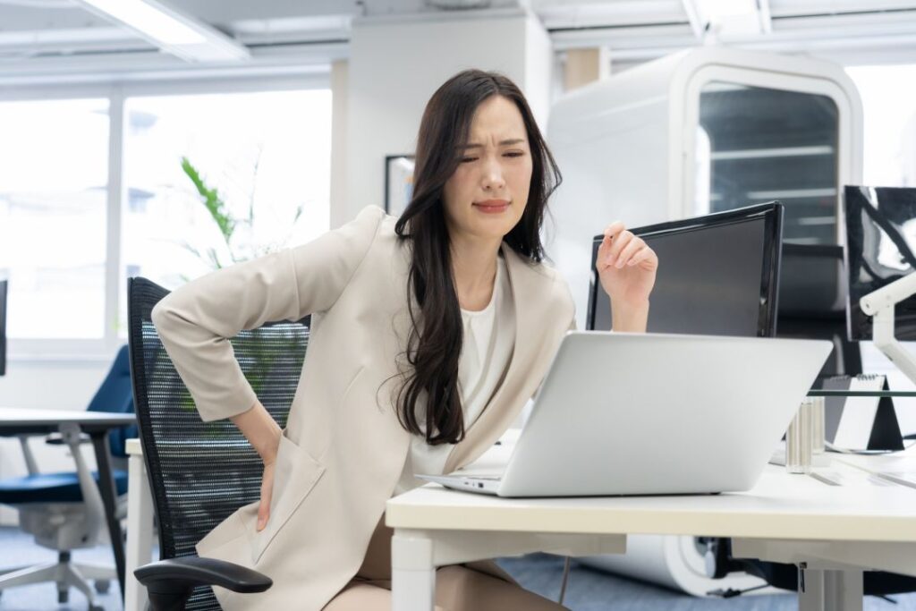 デスクワークで腰痛になる女性