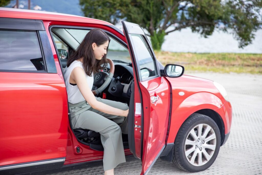 車の乗り降りの動作で腰痛