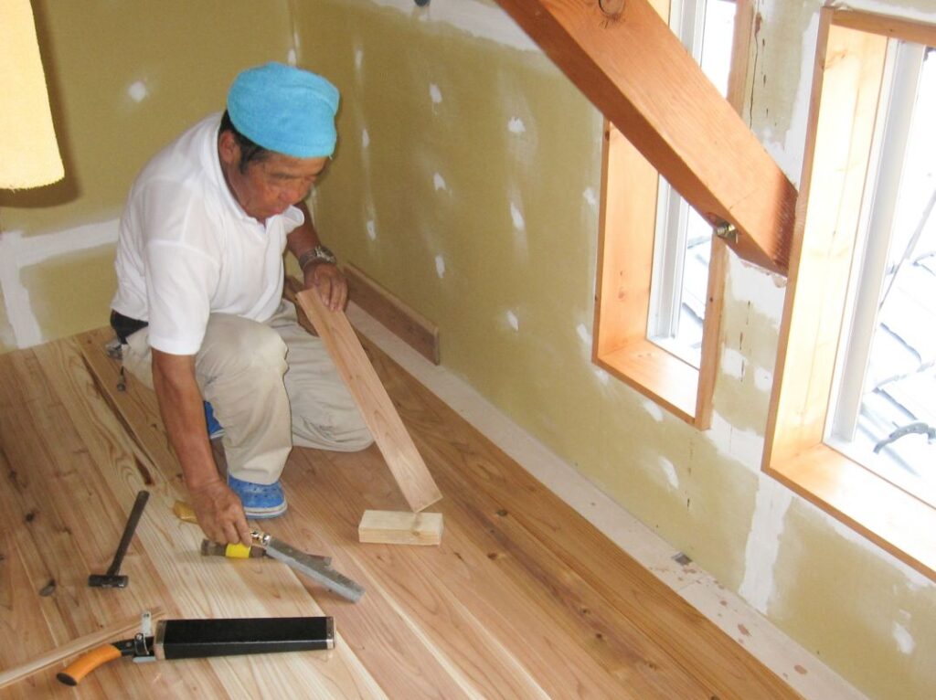 前かがみで作業する男性