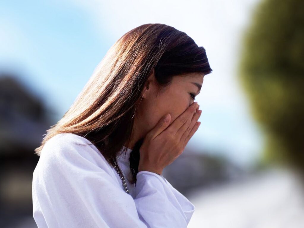 くしゃみをする女性