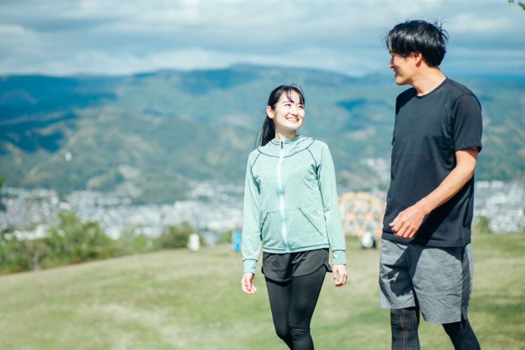 ウォーキングする夫婦